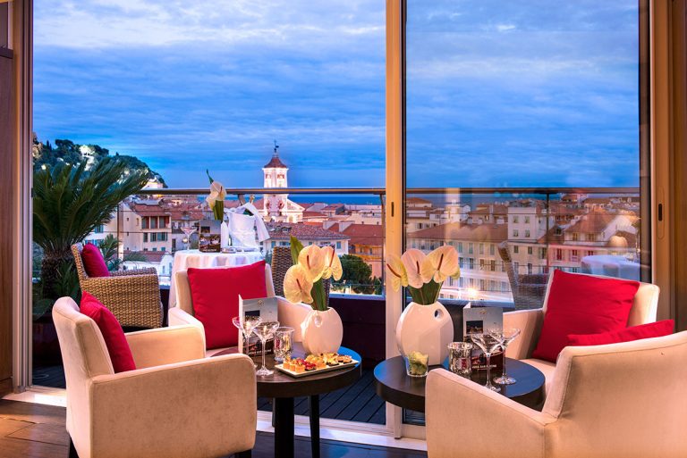 Le Moon Bar de l'hôtel Aston La Scala offre une vue panoramique exceptionnelle.