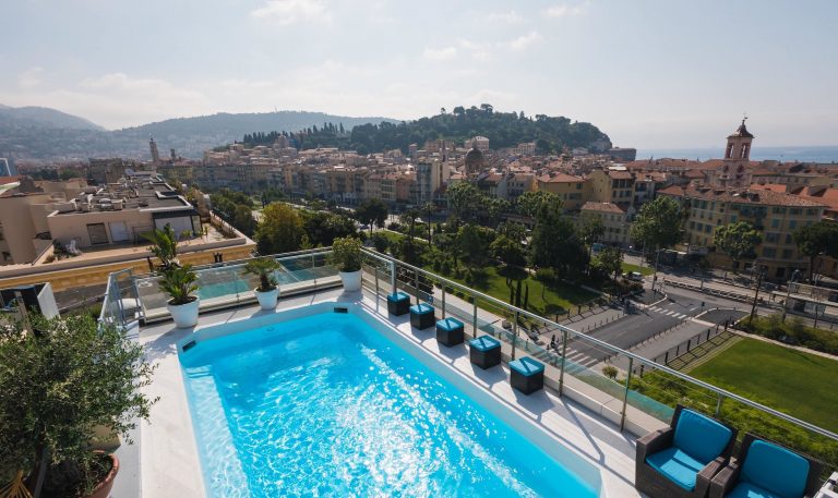 Profitez d'un merveilleux moment de détente dans la piscine du toit-terrasse de l'hôtel Aston La Scala.